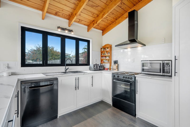 21 Sungrove Rise, Sunnyvale, Auckland - Carousel 2
