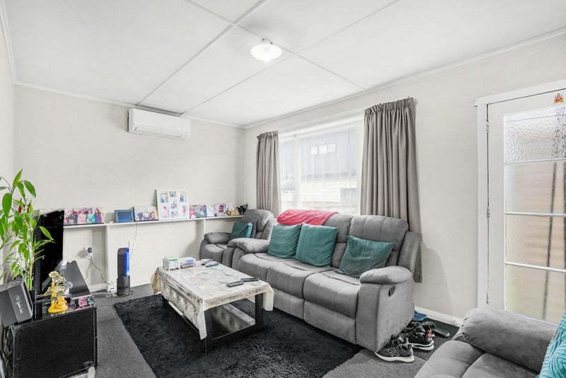 2/3 Huia Grove, Elderslea, Upper Hutt - Carousel 2