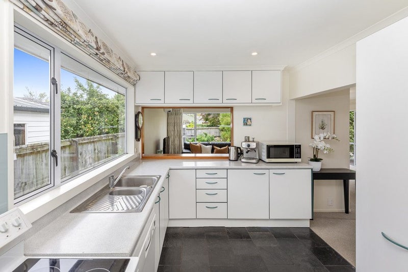 7 Merton Place, Bryndwr, Christchurch - Carousel 2