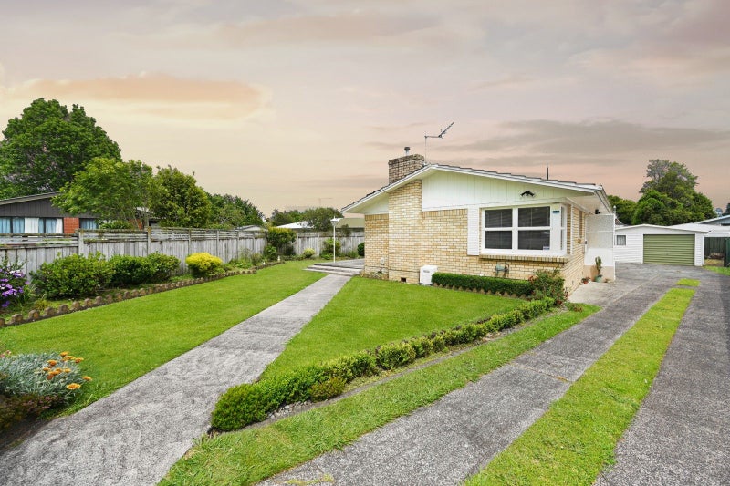 63 Resthill Crescent, Glenview, Hamilton - Carousel 1