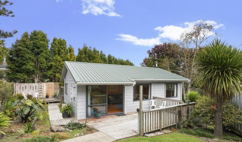12 Highland Avenue, Titirangi, Auckland - Carousel 1