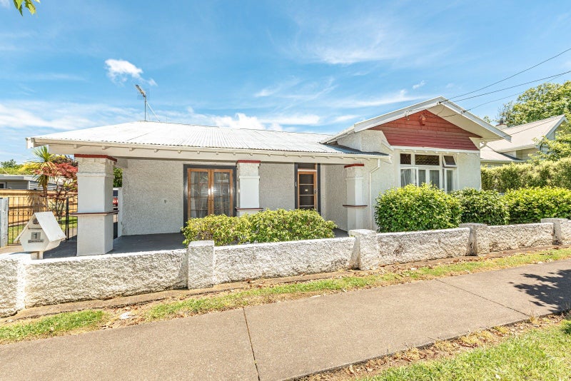1 Parkes Avenue, Saint Johns Hill, Whanganui - Carousel 1