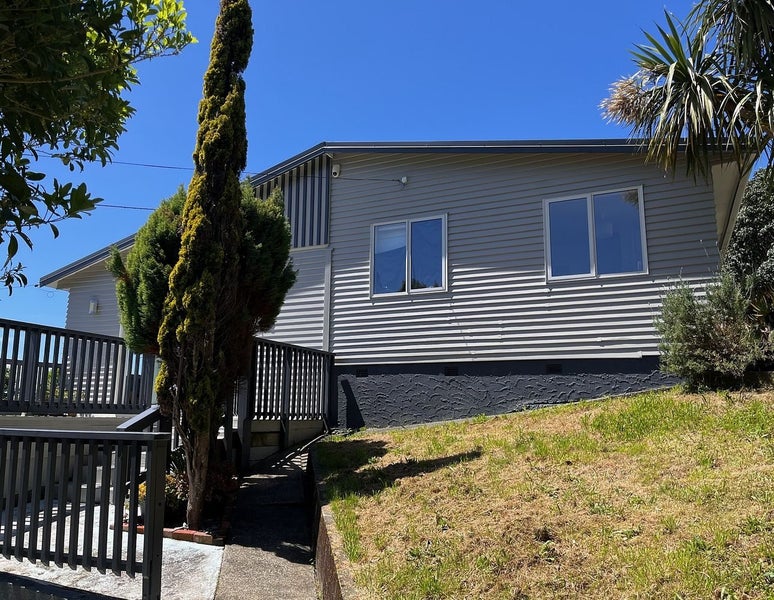 32 Hollies Crescent, Johnsonville, Wellington - Carousel 1