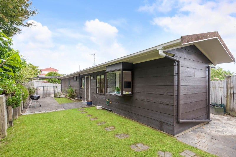 2/865 Beach Road, Waiake, Auckland - Carousel 1