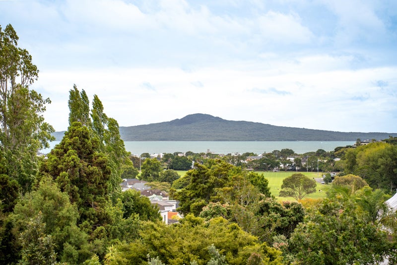 1/31 Hopkins Crescent, Kohimarama, Auckland - Carousel 2