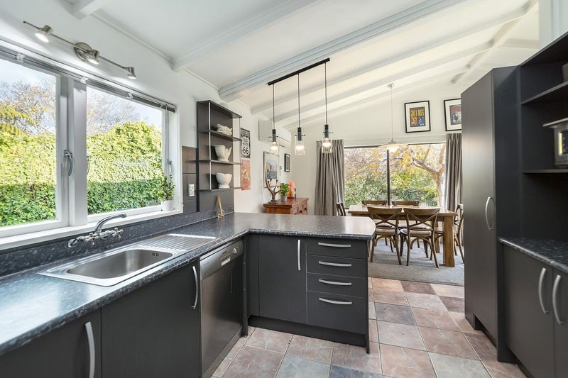 8 Vista Crescent, Maoribank, Upper Hutt - Carousel 2