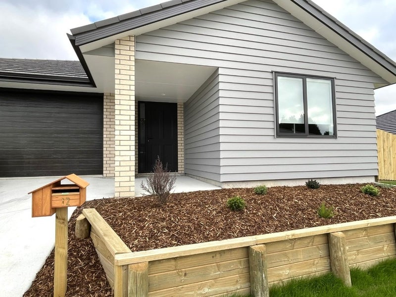 12 Clover Lane, Pyes Pa, Tauranga - Carousel 1
