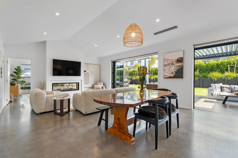 5 Canoe Lane, Riverhead, Riverhead - Carousel 2