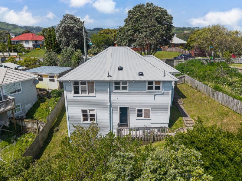 35 Gloucester Street, Cannons Creek, Porirua - Carousel 1