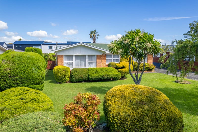 14 Clements Crescent, Queenwood, Hamilton - Carousel 1