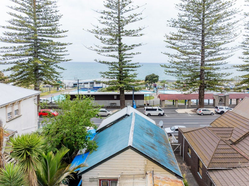 31 Marine Parade, Bluff Hill, Napier - Carousel 2