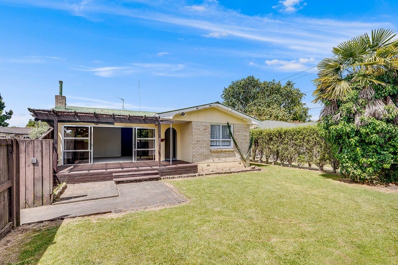 112 Masters Avenue, Silverdale, Hamilton - Carousel 1