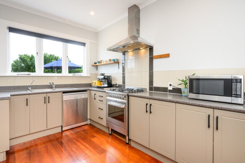 10 Kingswood Street, Takaro, Palmerston North - Carousel 2