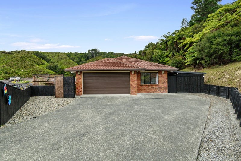 40 King Charles Drive, Kingsley Heights, Upper Hutt - Carousel 1