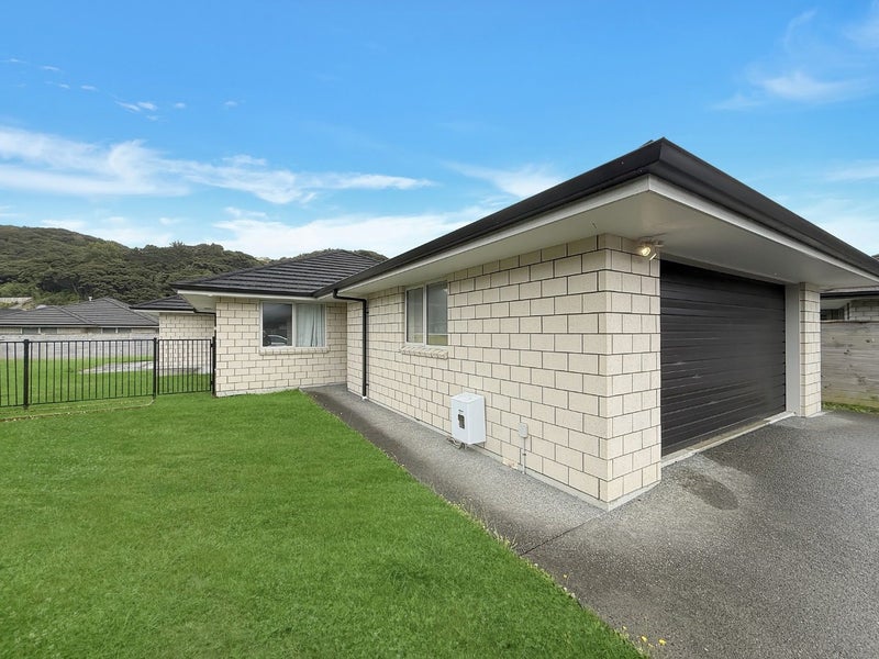 7 Shearwater Lane, Whitby, Porirua - Carousel 1
