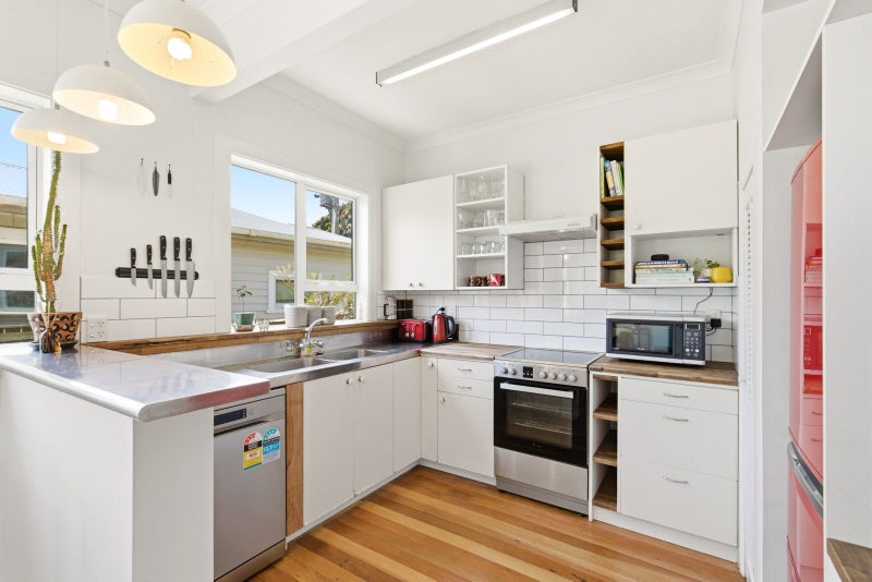 19 Handyside Street, Tawa, Wellington - Carousel 2