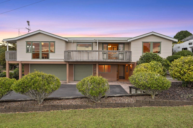 27 Tui Street, Oneroa, Waiheke Island - Carousel 1