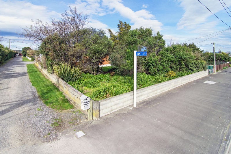 248 High Street North, Carterton - Carousel 25