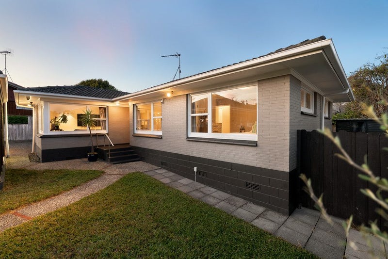 18 La Perouse Street, Botany Downs, Auckland - Carousel 1