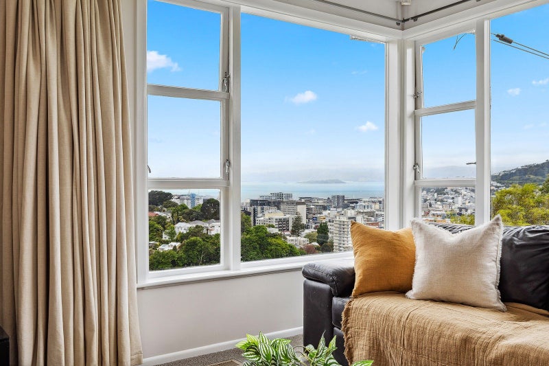 8 Durham Crescent, Aro Valley, Wellington - Carousel 2