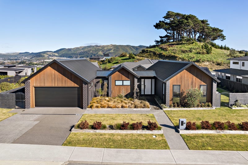 61 Queen Charlotte Drive, Aotea, Porirua - Carousel 1