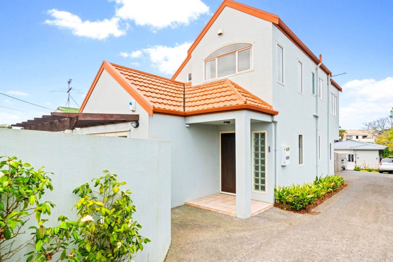 2/6 Nile Road, Milford, Auckland - Carousel 1