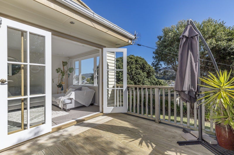 10 Handyside Street, Tawa, Wellington - Carousel 1