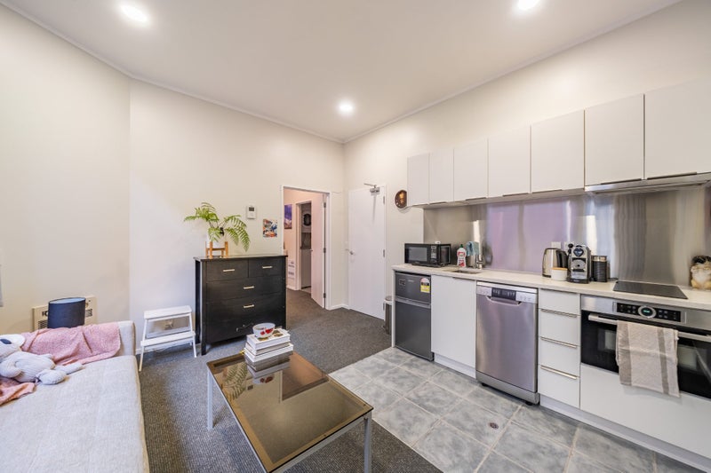 18/3 Edward Street, Te Aro, Wellington - Carousel 1