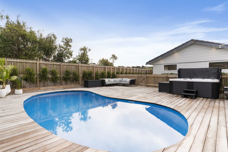 43 Taipari Road, Te Atatu Peninsula, Auckland - Carousel 1