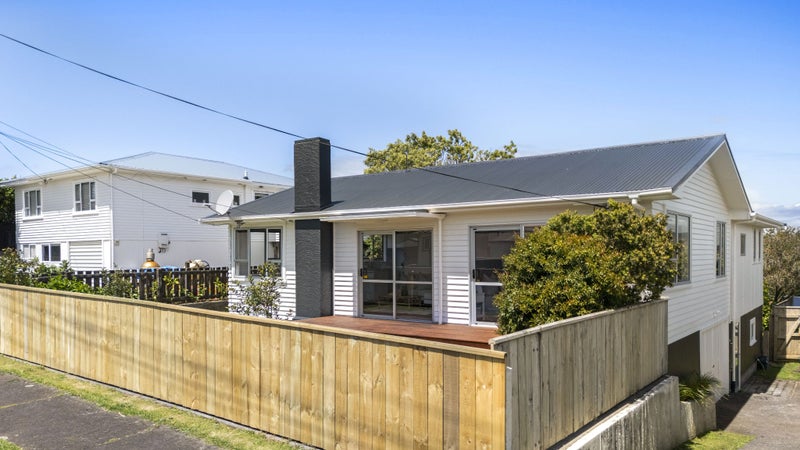 7 York Crescent, Westown, New Plymouth - Carousel 1