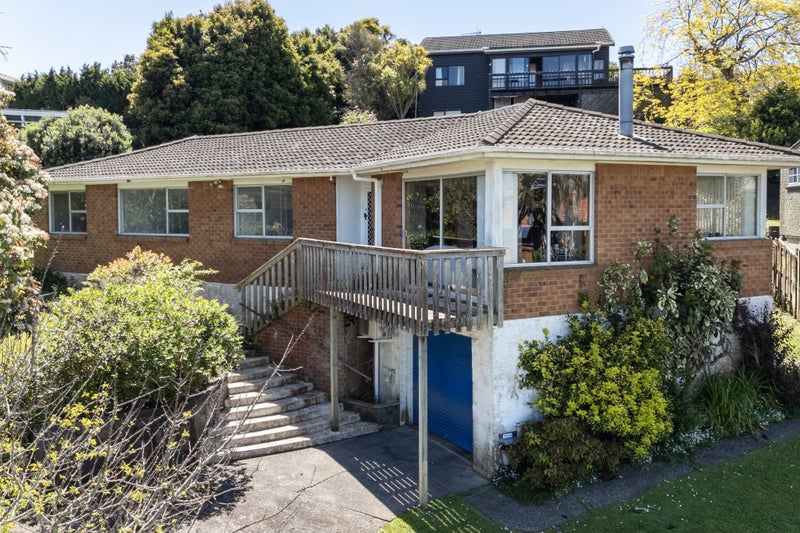 12 Verena Place, Green Bay, Auckland - Carousel 1