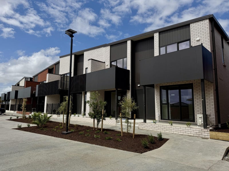 10-12 Humphreys Place, Mangere, Manukau City, Auckland - Carousel 1