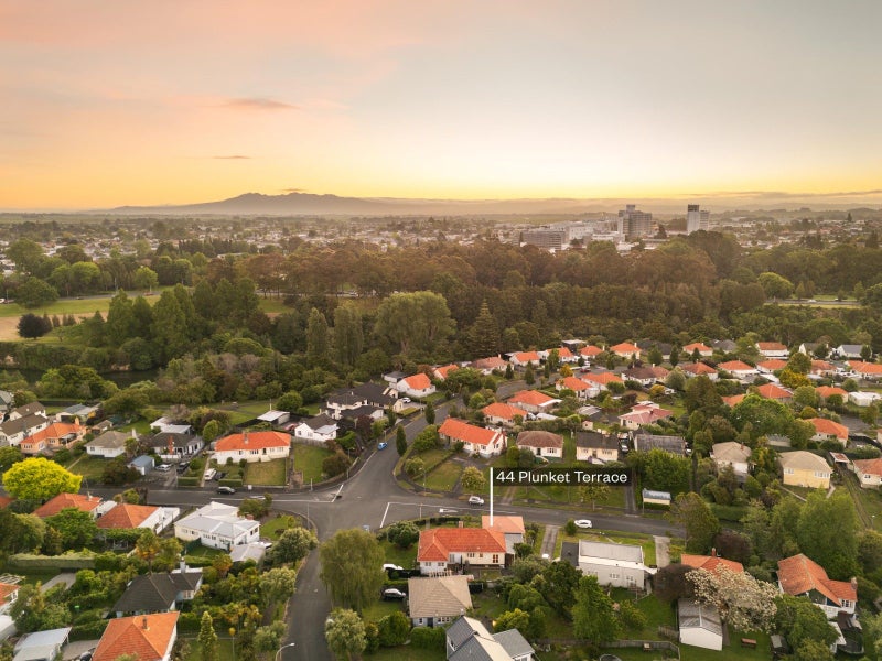 44 Plunket Terrace, Hamilton East, Hamilton - Carousel 2