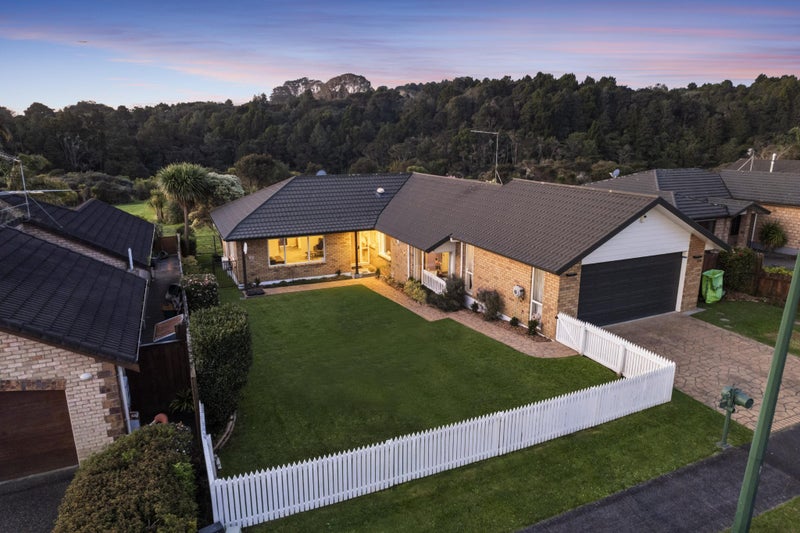 24 Norman Close, The Gardens, Auckland - Carousel 1