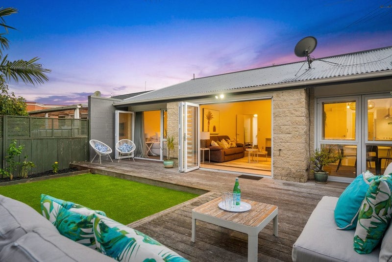 2/40 James Evans Drive, Northcote, Auckland - Carousel 1