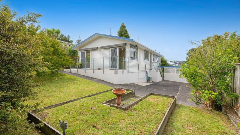 36 Tonkin Drive, Sunnynook, Auckland - Carousel 1
