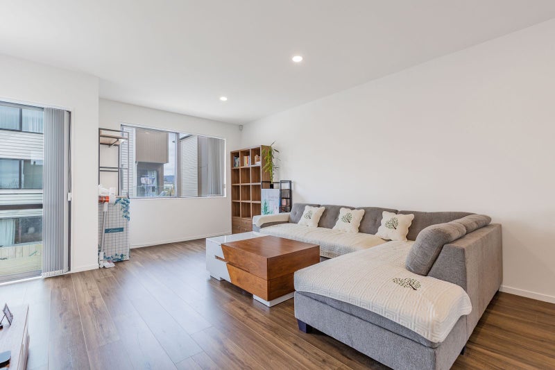 15 Bloom Crescent, Sunnyvale, Auckland - Carousel 1