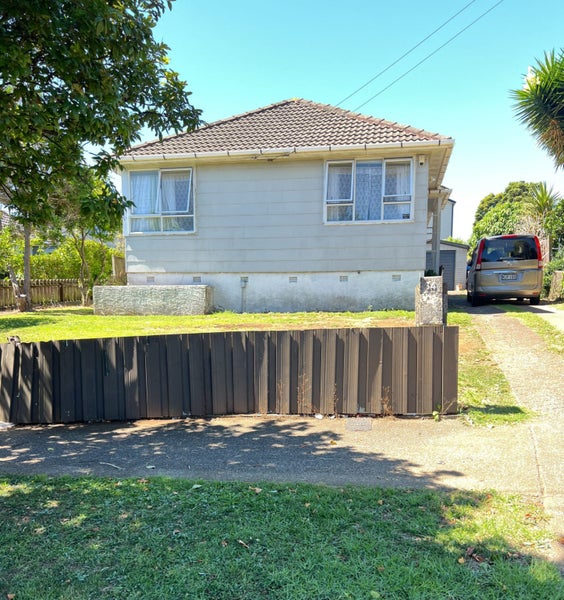 34 Holland Avenue, Point England, Auckland - Carousel 1