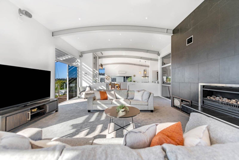 8 Intrepid Crescent, Beachlands, Auckland - Carousel 2