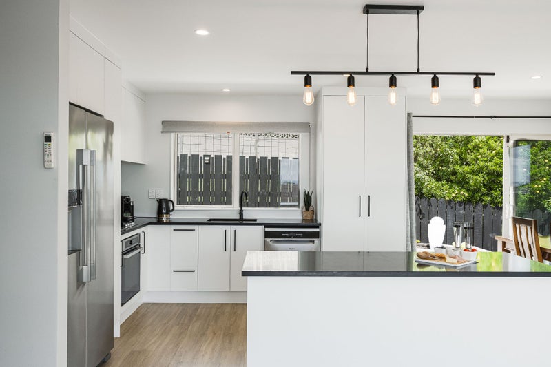 22 Whangaparaoa Road, Red Beach, Whangaparāoa - Carousel 2