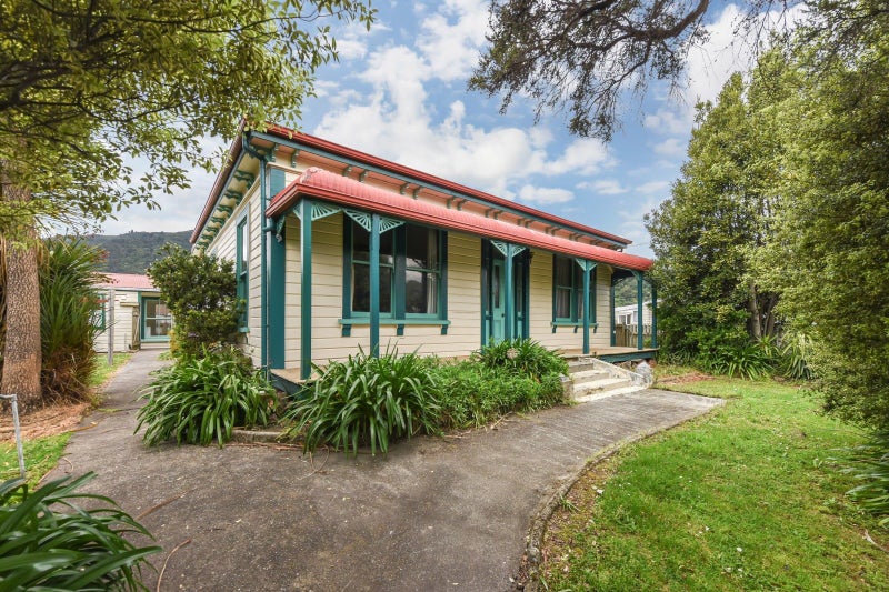 24 Devon Street, Picton - Carousel 1