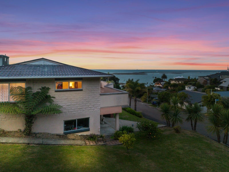 8 The Cliffs, Britannia Heights, Nelson - Carousel 2