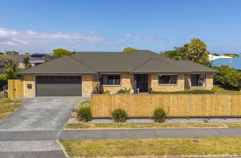 136 Guildford Drive, Paraparaumu Beach, Paraparaumu - Carousel 1