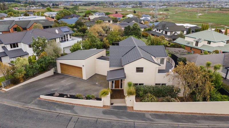4 Somerton Rise, Westmorland, Christchurch - Carousel 1