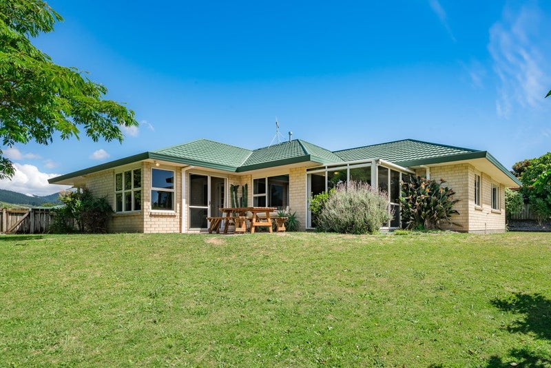 10 Crown Hill, Paraparaumu - Carousel 1