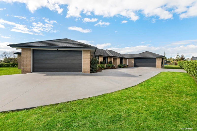 1 Coach Road, Kingseat - Carousel 2