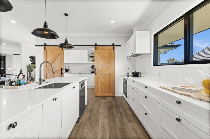 15 Dinneen Close, Frimley, Hastings - Carousel 2