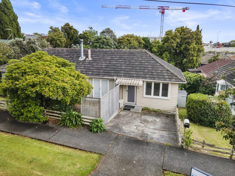 38 Sutherland Road, Point Chevalier, Auckland - Carousel 1