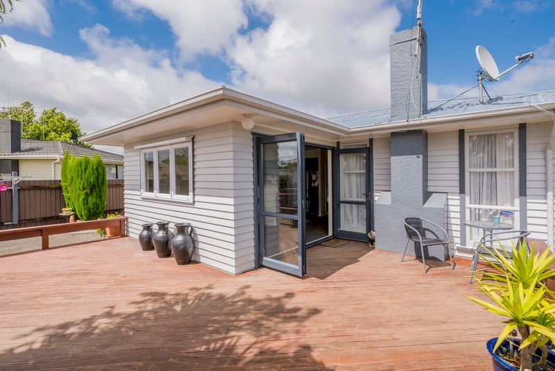 88 Queen Street West, Levin - Carousel 2