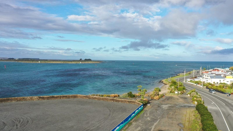 12 Gore Street, Bluff - Carousel 2